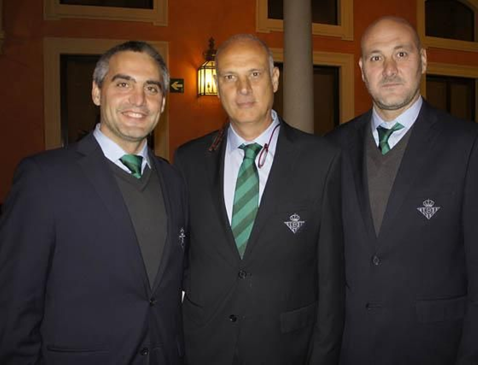 Víctor Antequera (delegado) Tomás Calero (jefe de Servicios Médicos), y Roberto Ríos (segundo entrenador), del Real Betis Balompié.

Foto: Victoria Ramírez