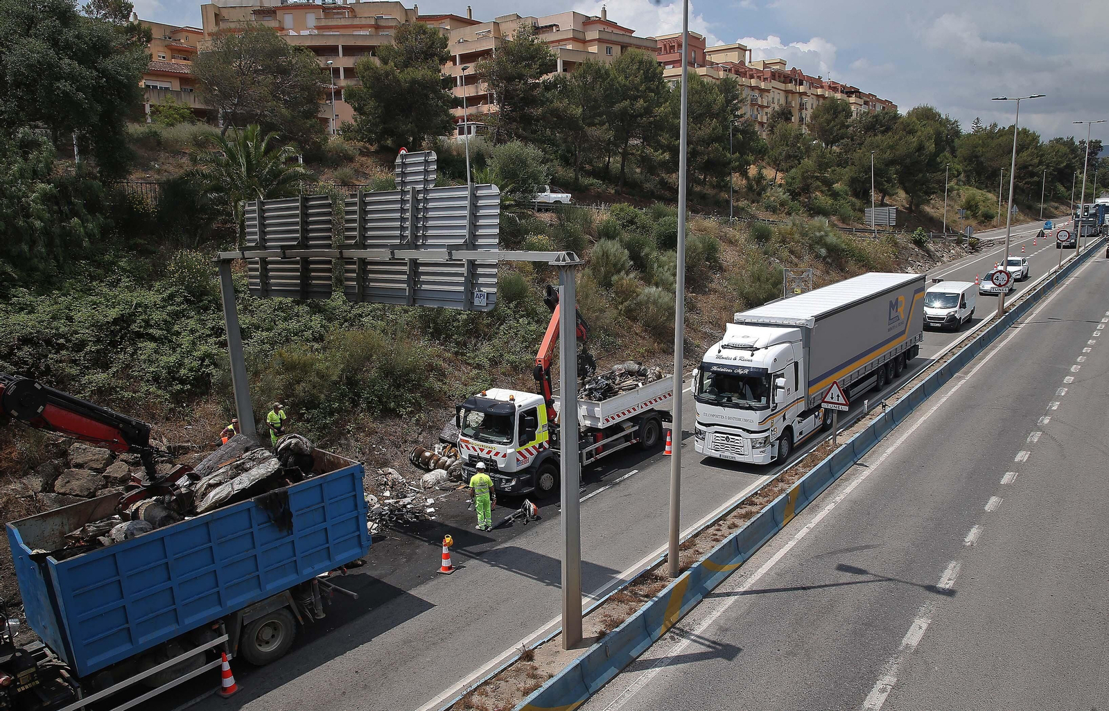 Fotos de la retirada de la carga del camión incendiado en el acceso norte de Algeciras