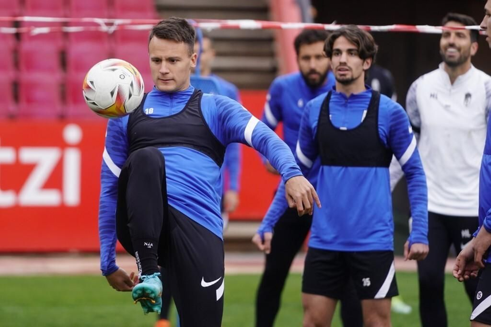 Una imagen del entrenamiento del Granada CF este viernes en el estadio