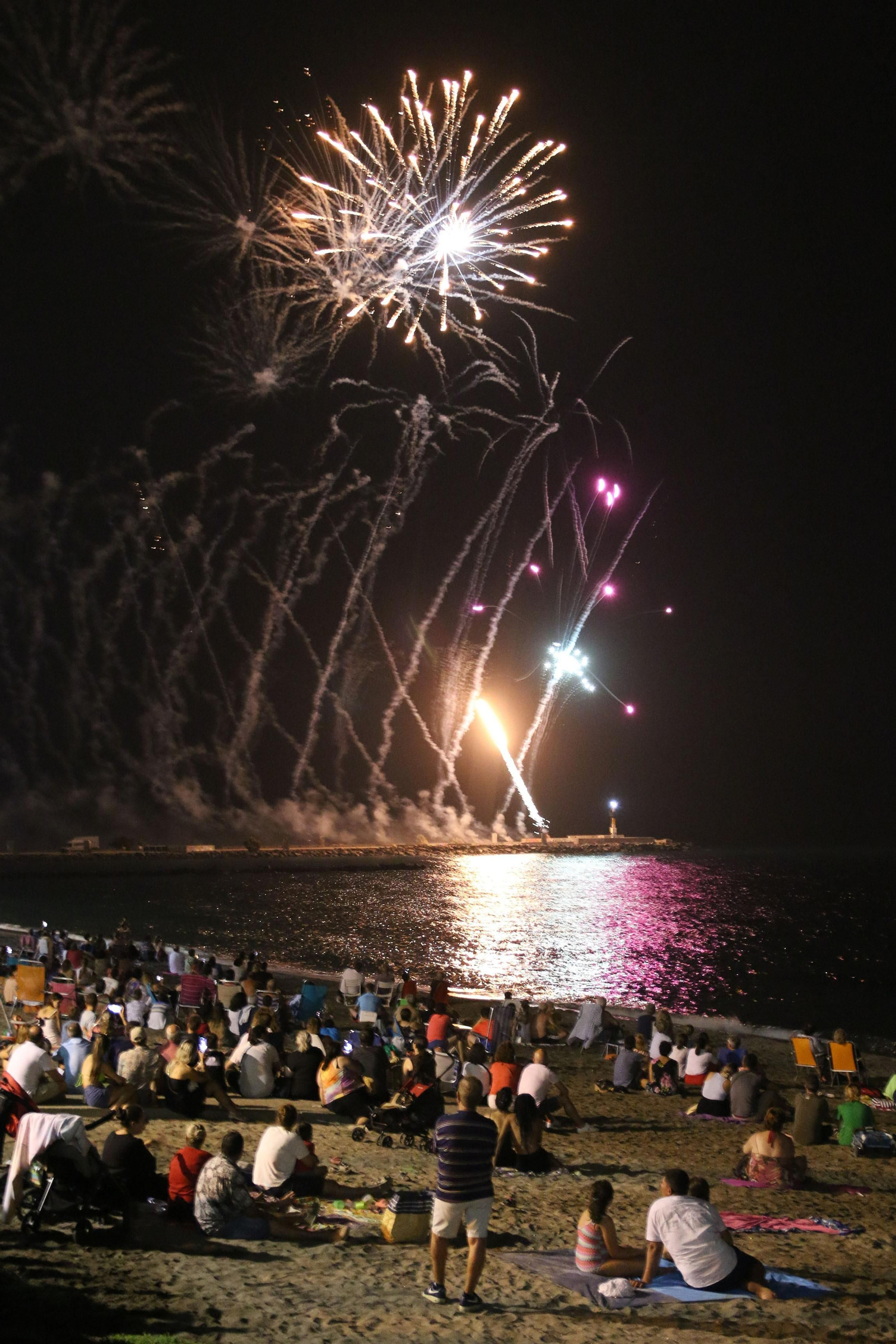 Las imágenes de los fuegos artificiales que han cerrado la Feria de Almería 2023