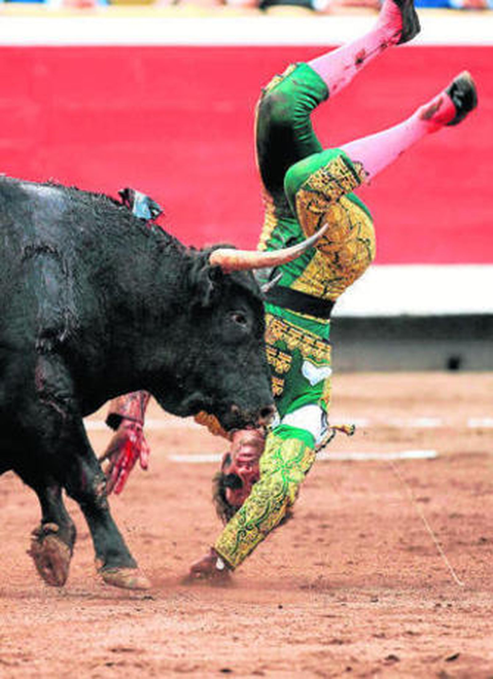 El toro zarandeando terriblemente a Padilla, que escapó de milagro.