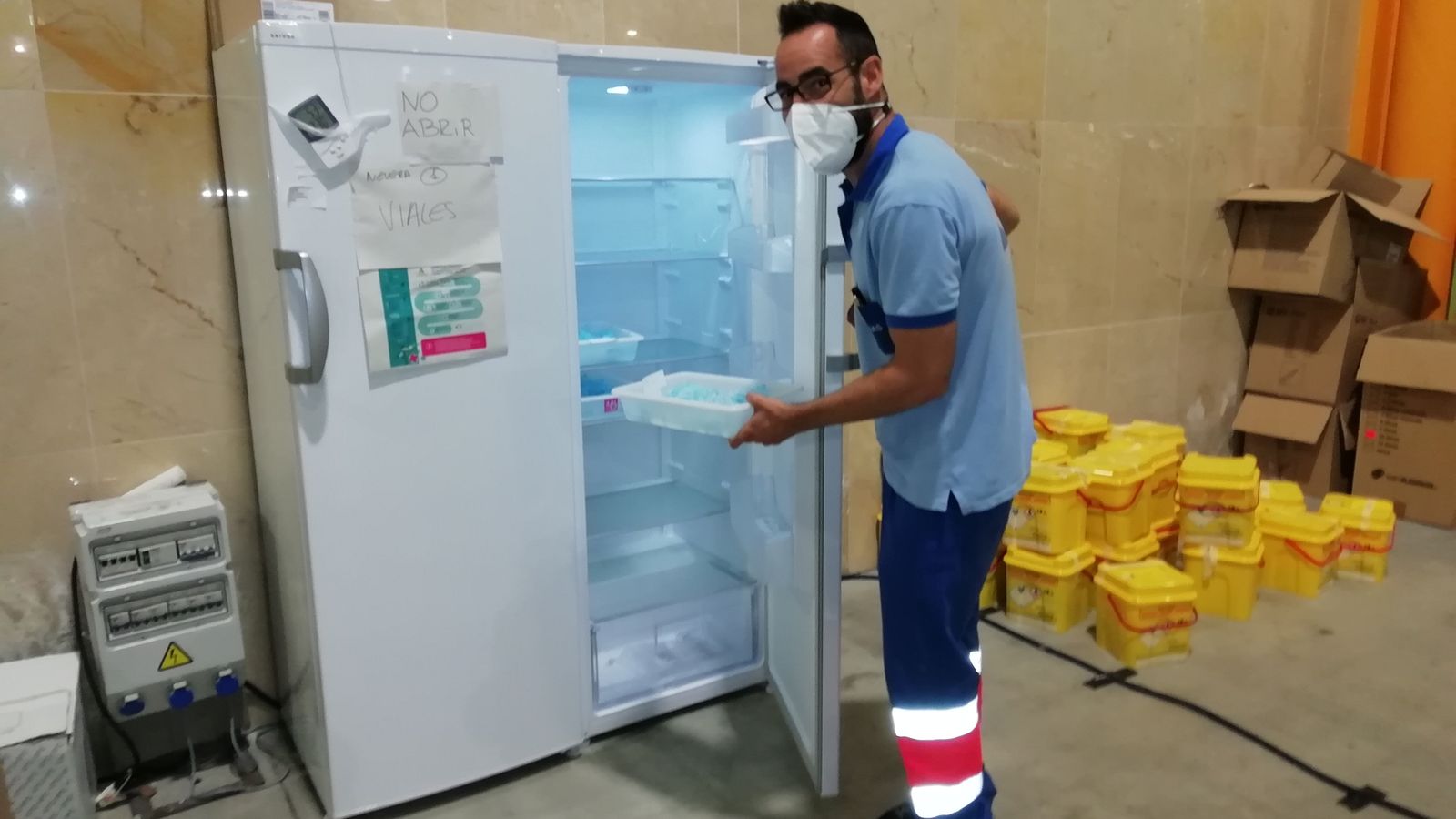 Otro estudiante busca dosis en la nevera para su administración.