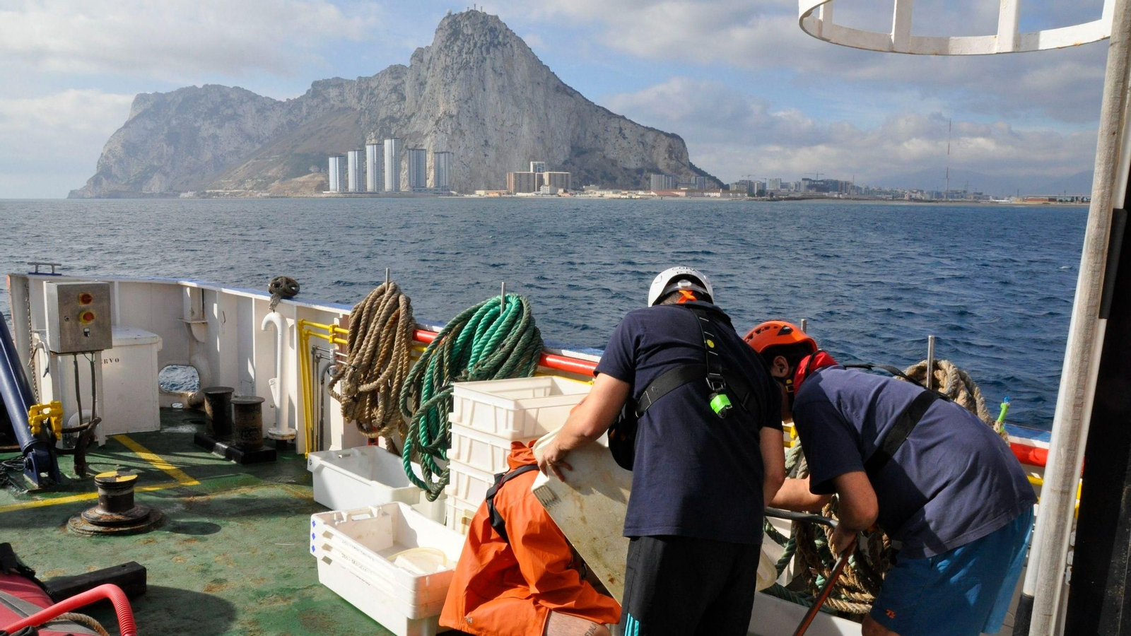 Barco de la campaña oceanográfica 'Estrecho_1025' desarrollada entre el Peñón de Gibraltar y la costa de La Línea de la Concepción. Barco de la campaña oceanográfica 'Estrecho_1025' desarrollada entre el Peñón de Gibraltar y la costa de La Línea de la Concepción.