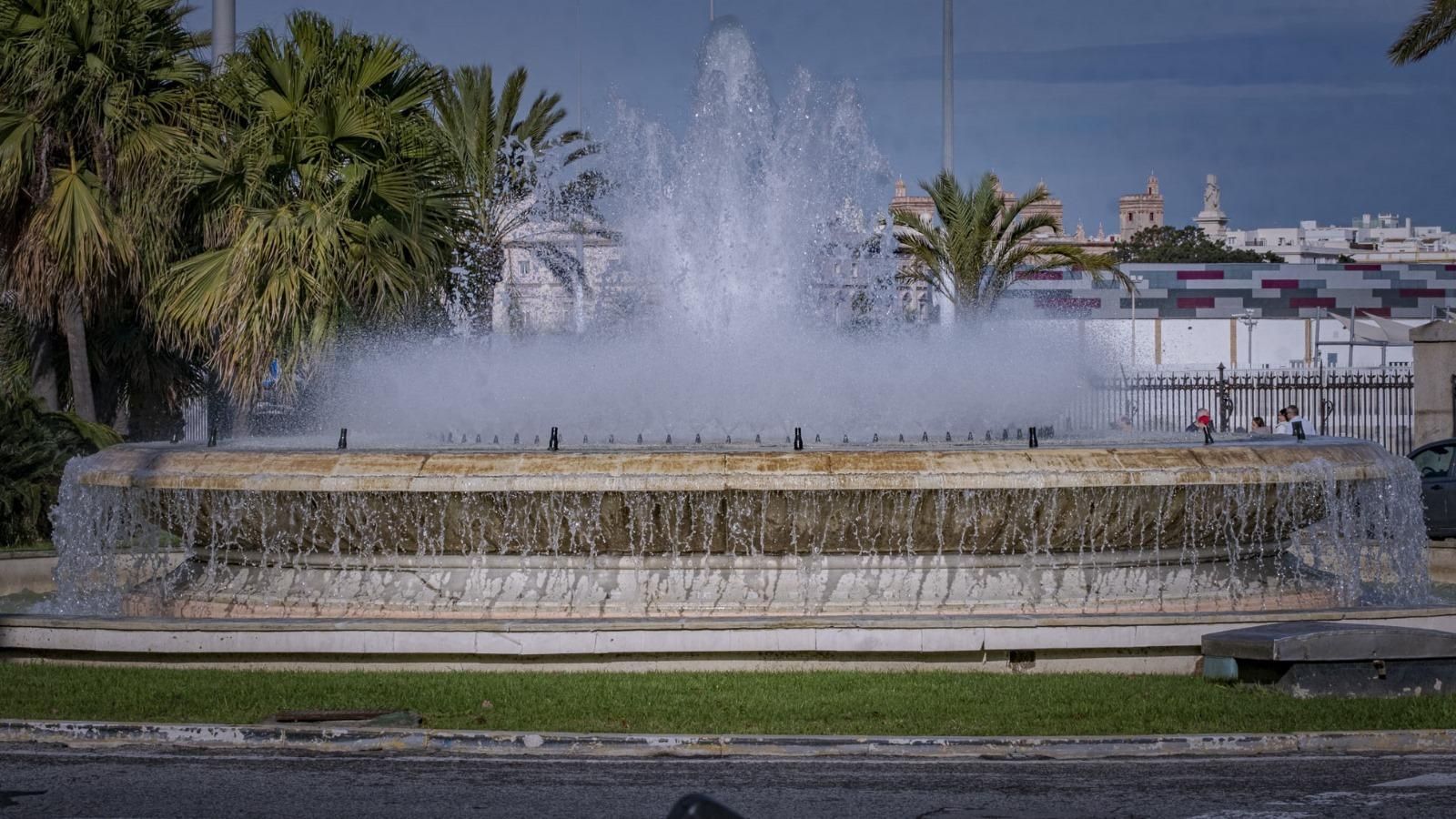 La fuente de la plaza de Sevilla sigue funcionando con normalidad.