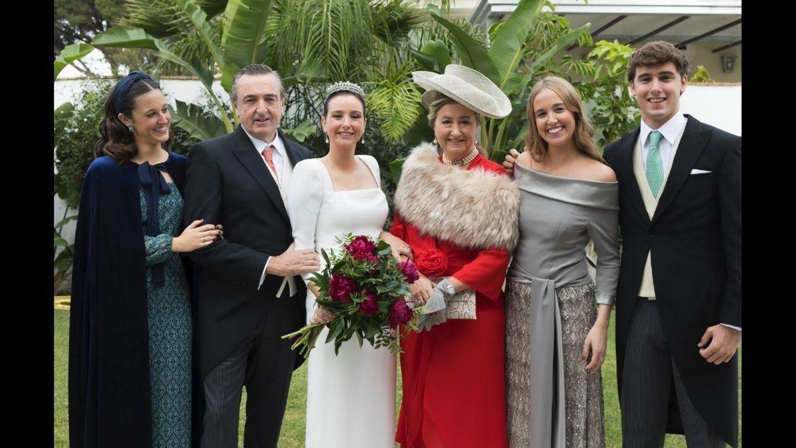 El matrimonio Javier Neira López  y Almudena Moreno del Camino, con sus hijos Teresa,María y Javi durante la celebración.