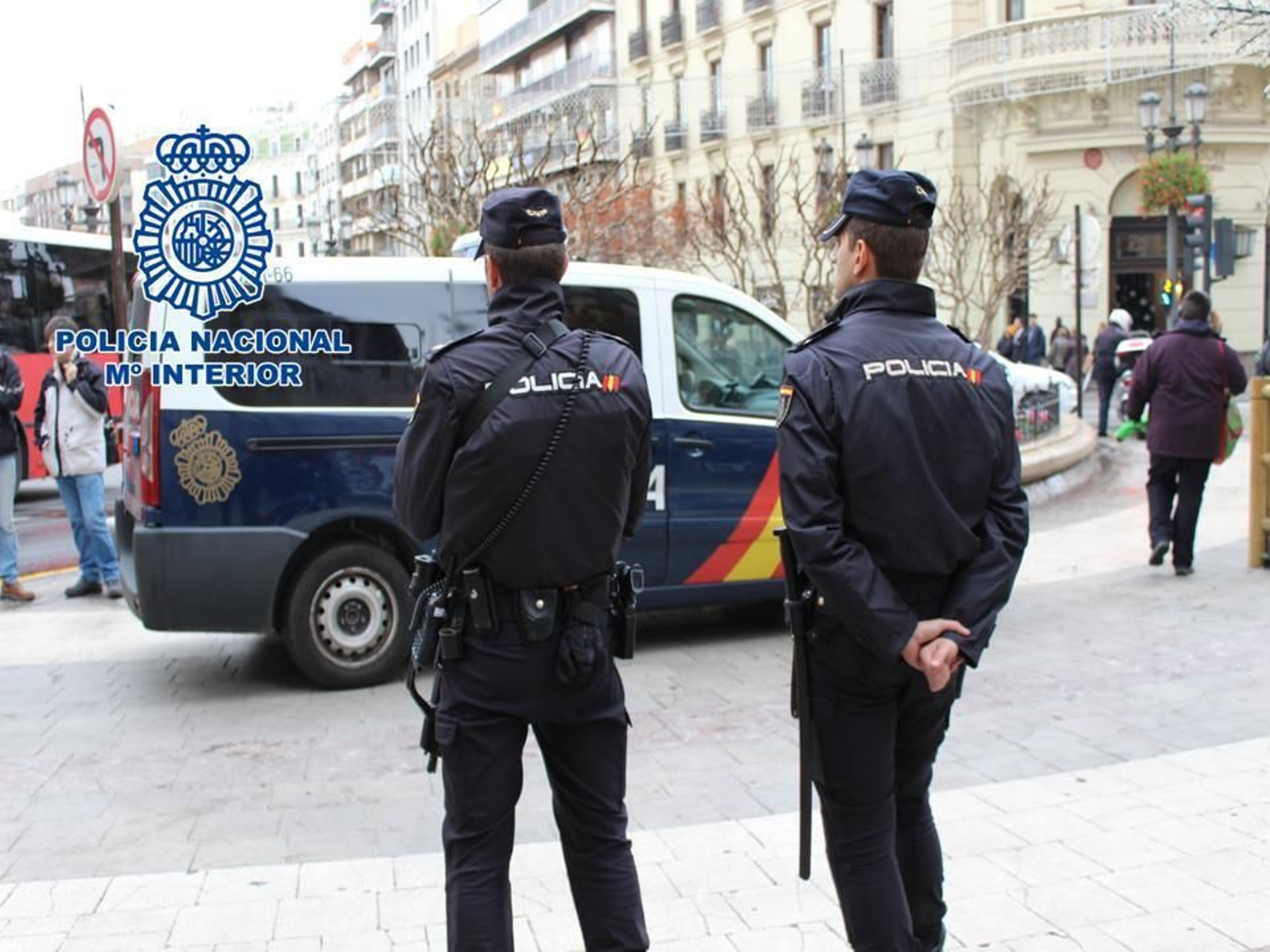 Agentes de la Policía Nacional en la zona de Puerta Real, en el centro de Granada