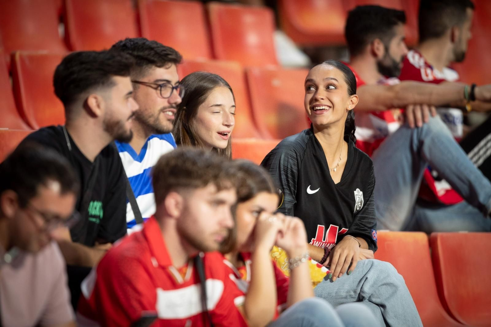 Encuéntrate en la grada de Los Cármenes en el Granada-Real Sociedad 'B'