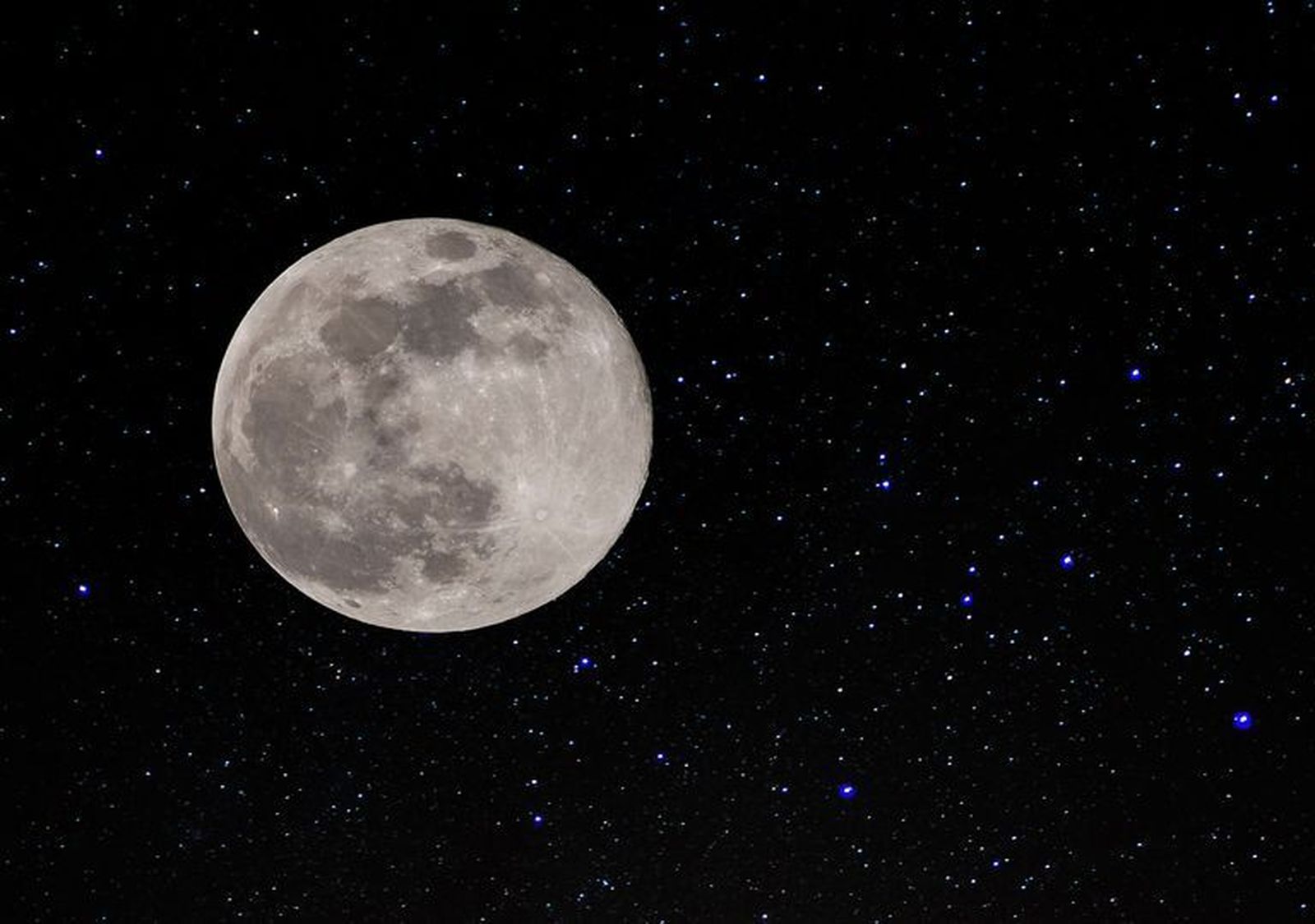 La noche del 7 al 8 de abril una superluna iluminará el cielo de Córdoba.
