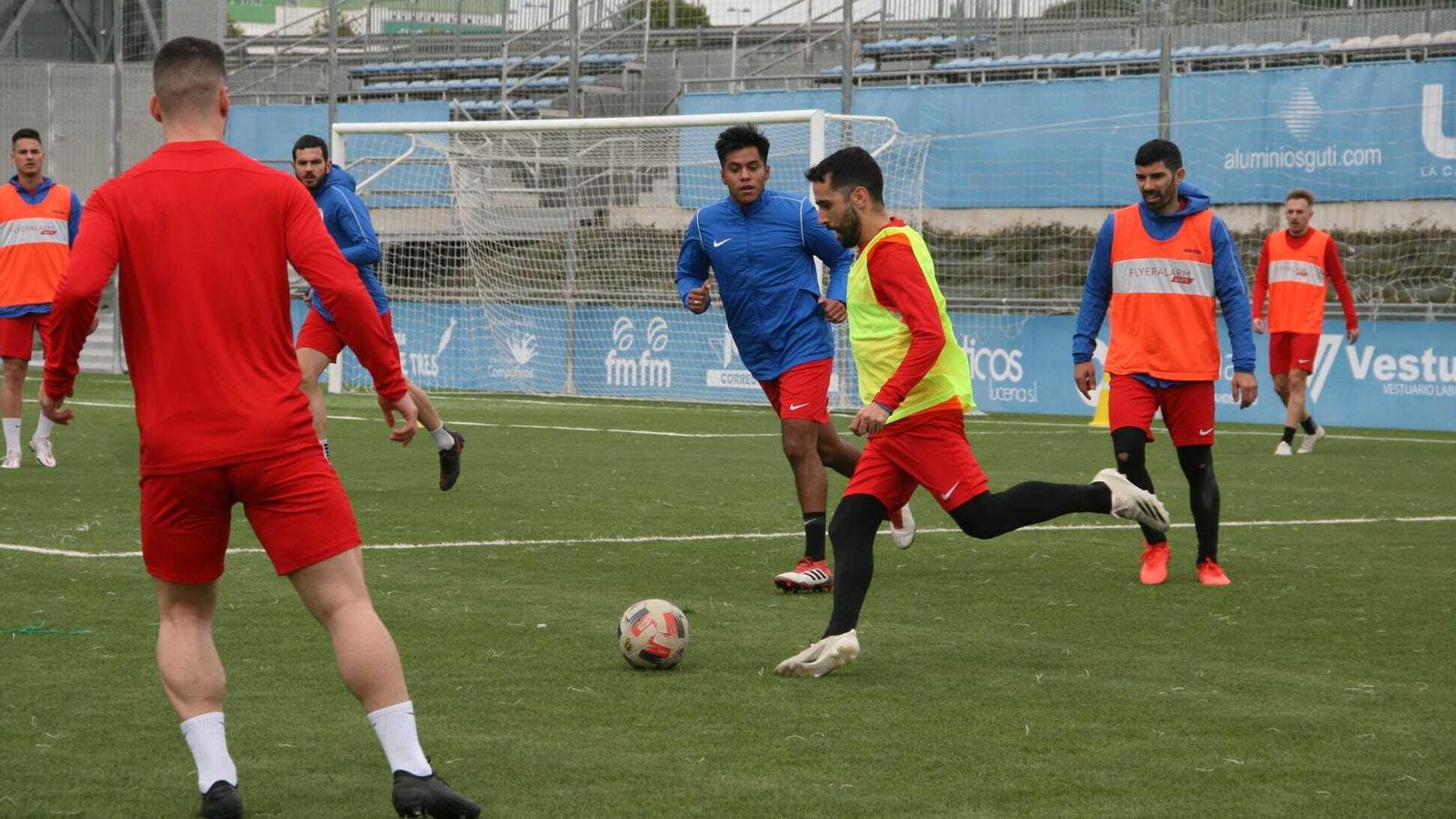 Mario Ruiz controla el balón en presencia de Alan Araiza y Nacho.