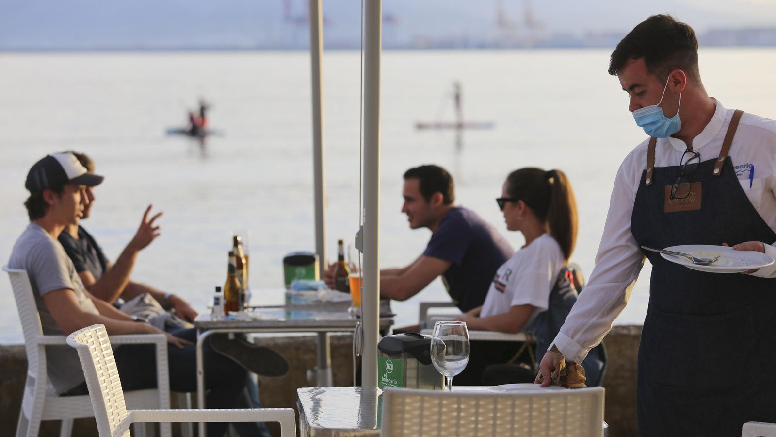 Un camarero sirve en el Balneario en la primera semana de la fase 1.
