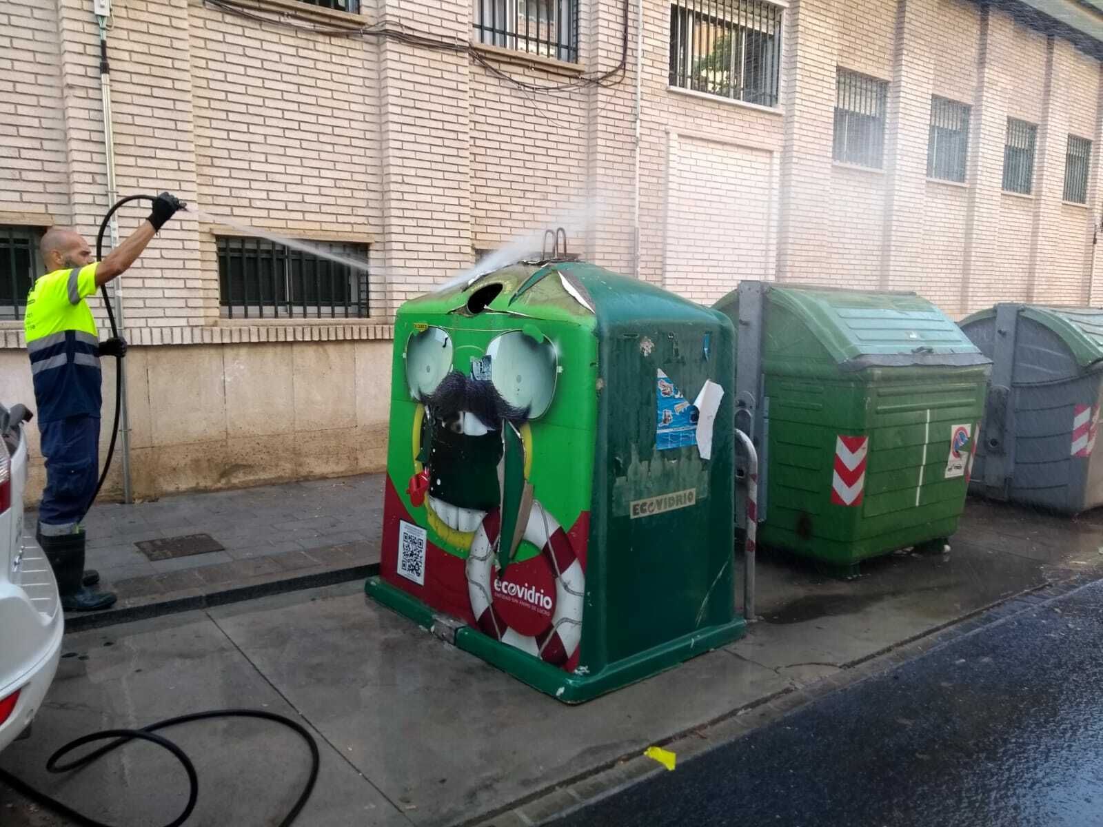 Imagen de las tareas de limpieza de los contenedores en Motril