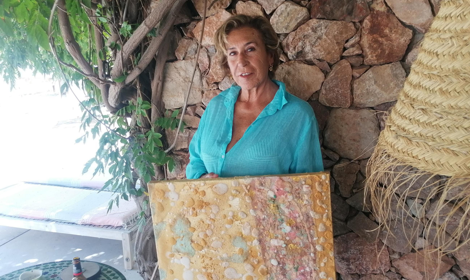 Encarna Morales con una de las obras de la serie ‘Volcánica’ que expondrá en el Faro de Mesa Roldán.