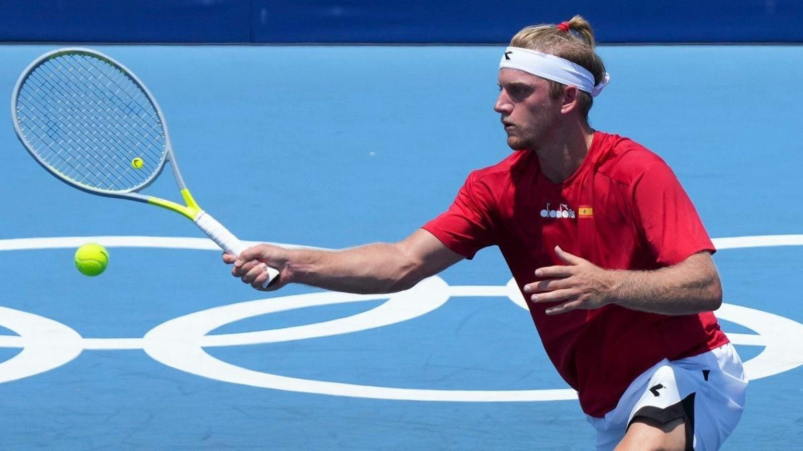 Álex Davidovich golpea con la derecha durante un partido en estos Juegos.