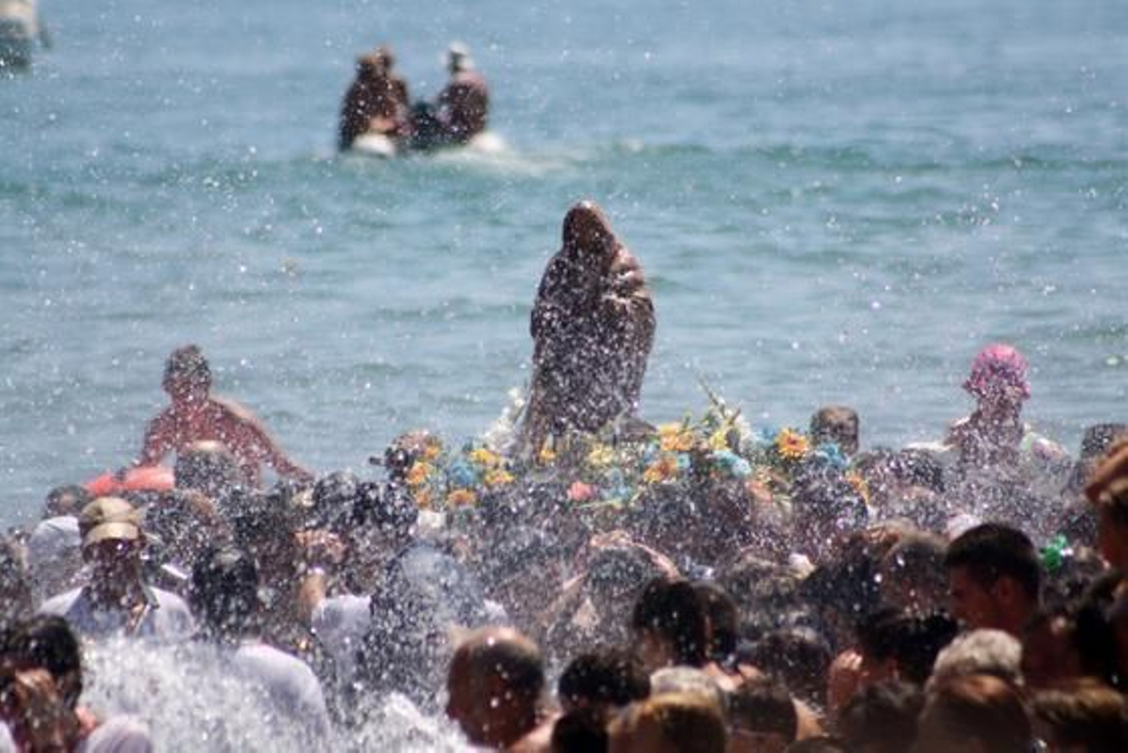 Miles de fieles recibieron con entusiasmo a la imagen en su llegada a la playa.

Foto: Fran Montes