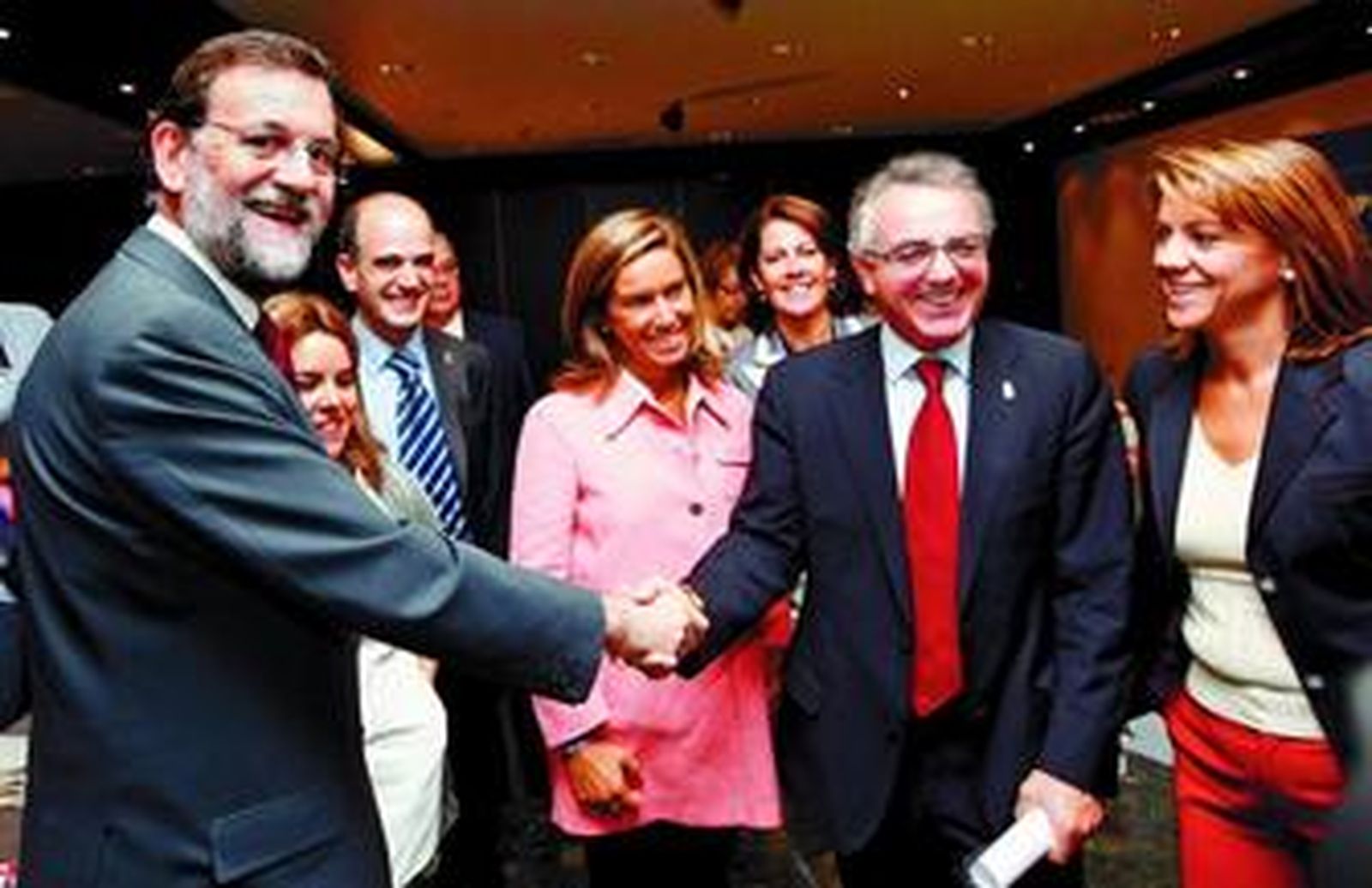 Rajoy saluda a Sanz, ayer en Pamplona, en presencia de Soraya Sáenz de Santamaría, Ana Mato y María Dolores de Cospedal.