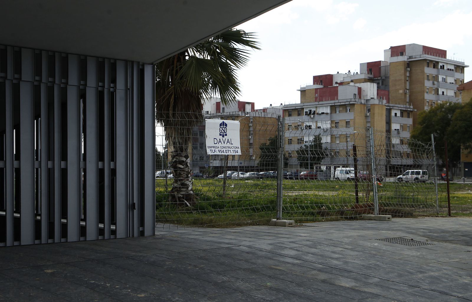 Vallas de obra en el perímetro del edificio, colocadas este martes.