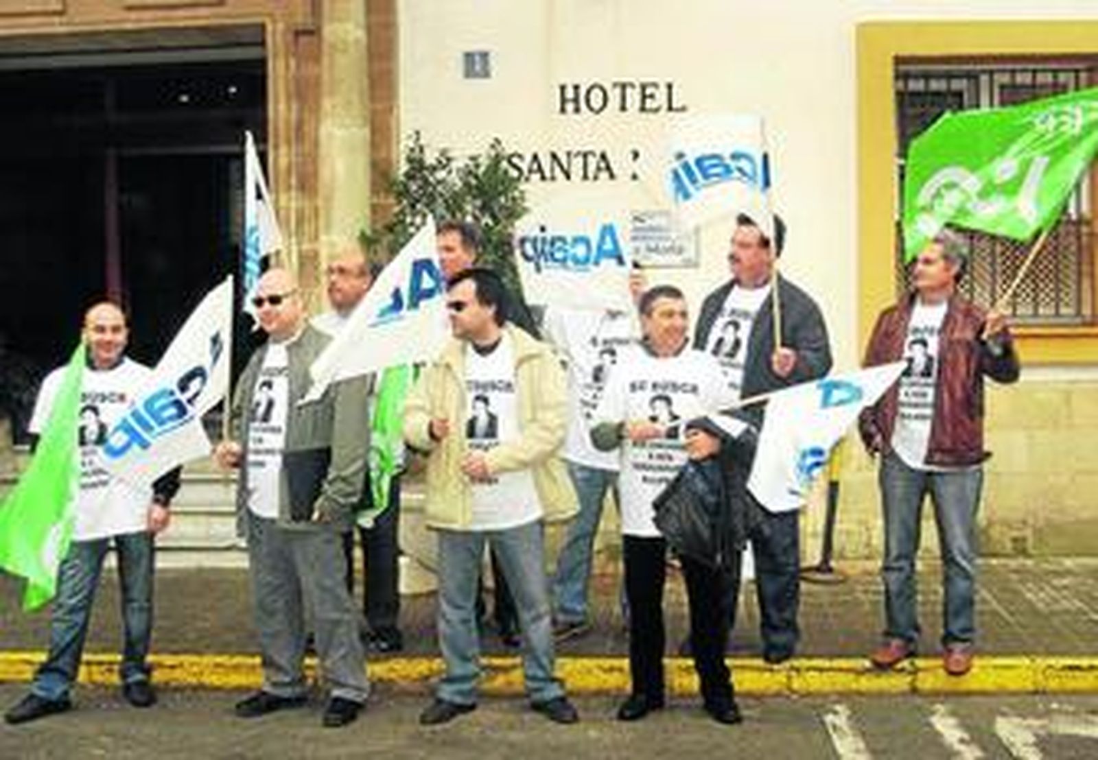 Representantes de los trabajadores de las prisiones gaditanas, protestando ayer en El Puerto.