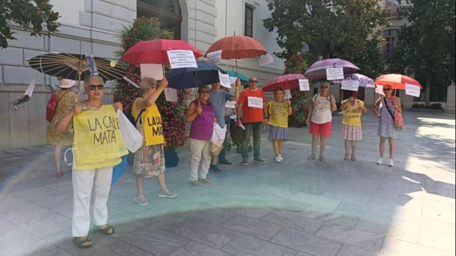 Concentración de La Calle Mata a las puertas del Ayuntamiento de Granada