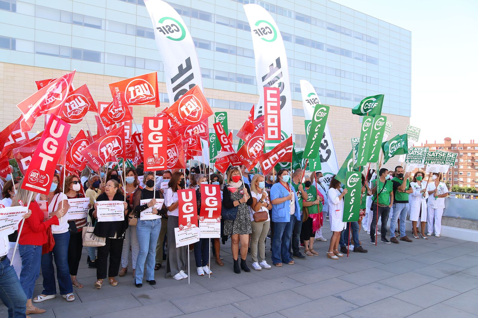 Sindicatos concentrados junto al Hospital Materno Infantil Torrecárdenas.
