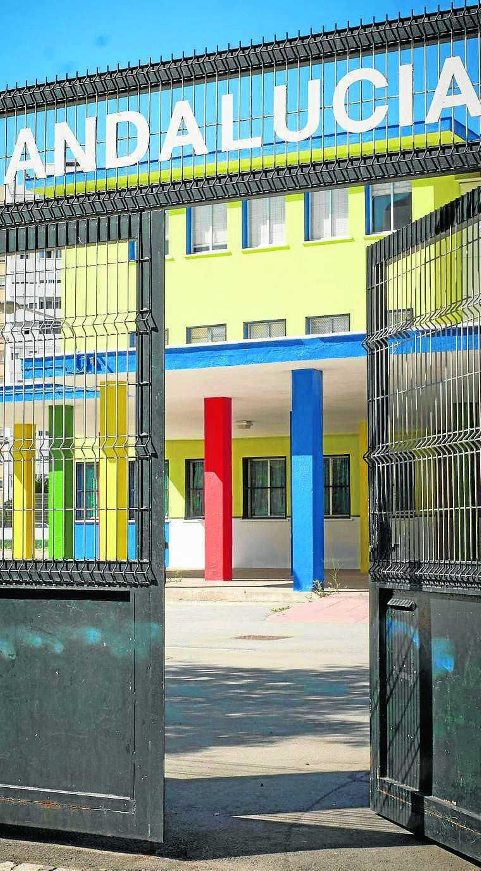 Puertas del CEIP Andalucía de Cádiz capital, pintado para el estreno.