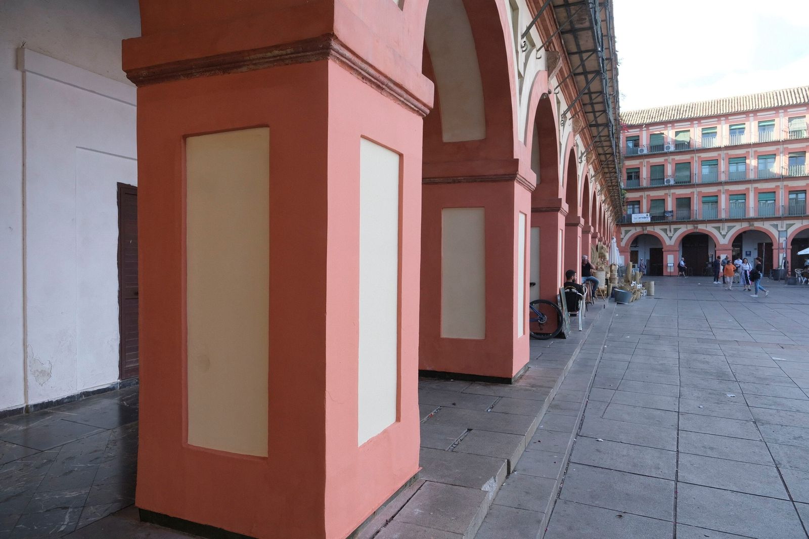 La plaza de la Corredera de Córdoba vuelve a lucir libre de pintadas, en imágenes