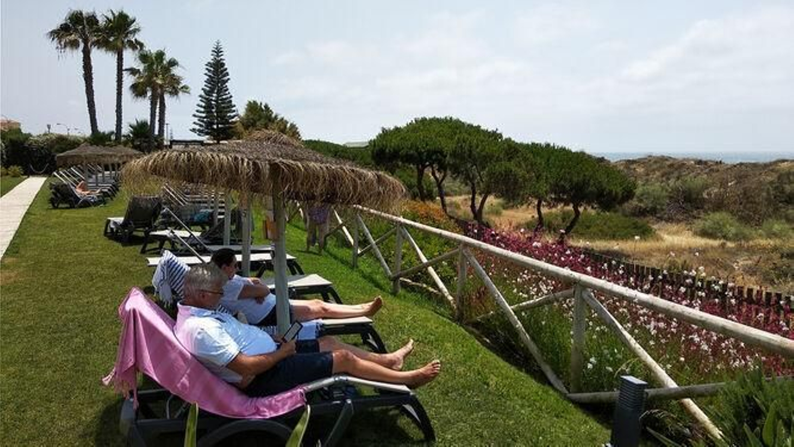 Imagen de archivo. Unos turistas descansan en un hotel del litoral onubense.