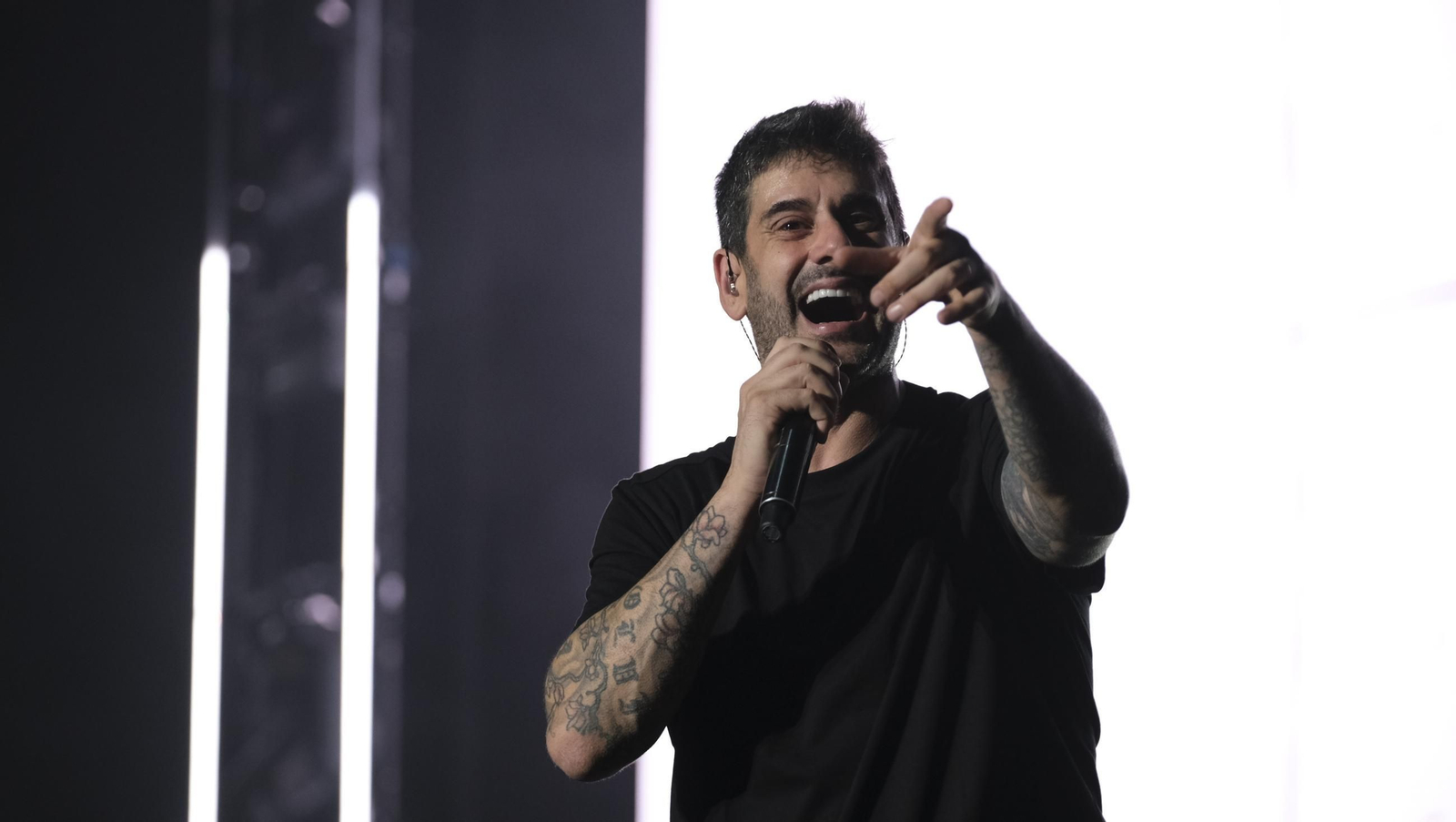 El concierto de Melendi llena de fans la Plaza de Toros de Almería, en imágenes