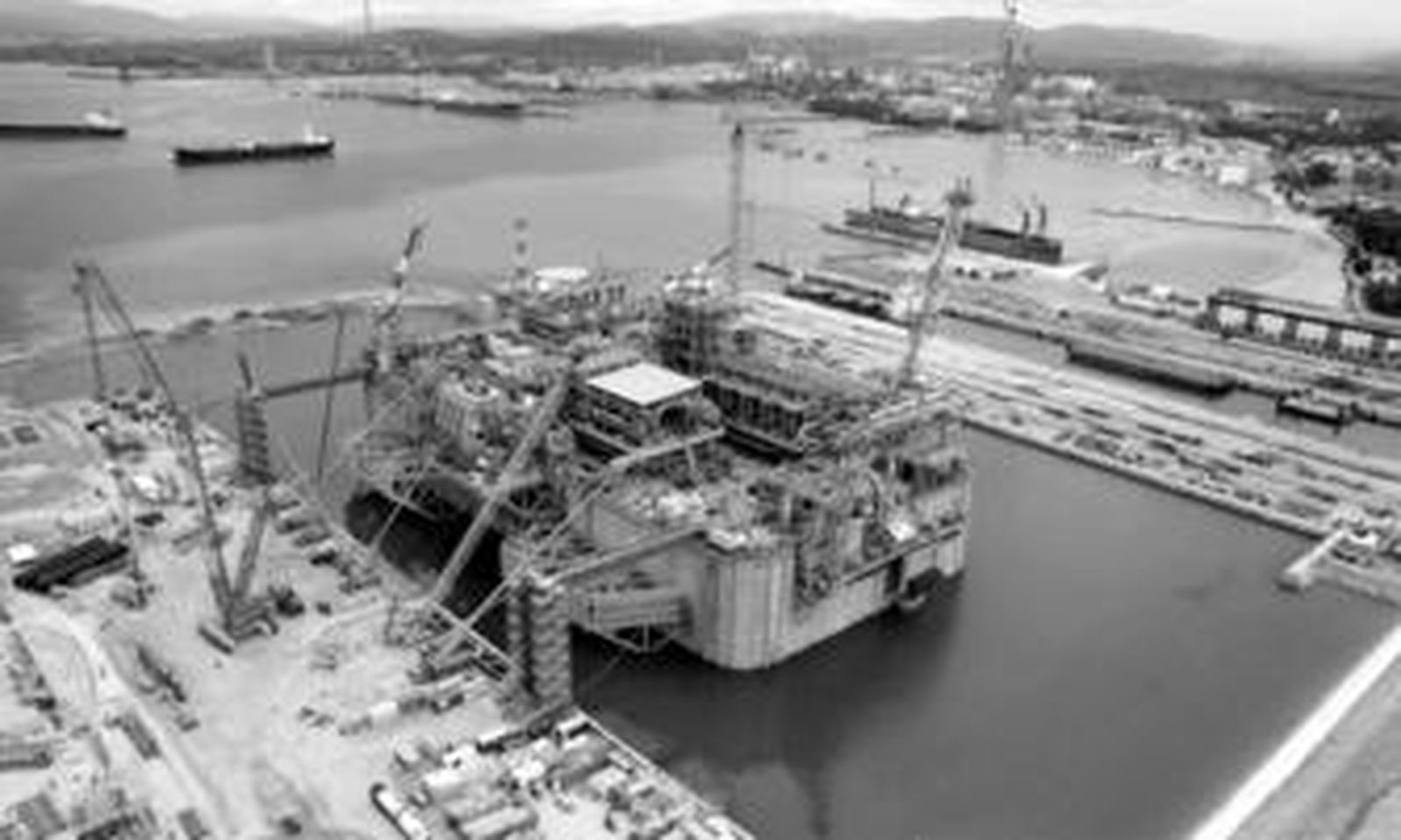 La dársena, donde reposa y se ultima la construcción de la gran estructura regasificadora, totalmente inundada.