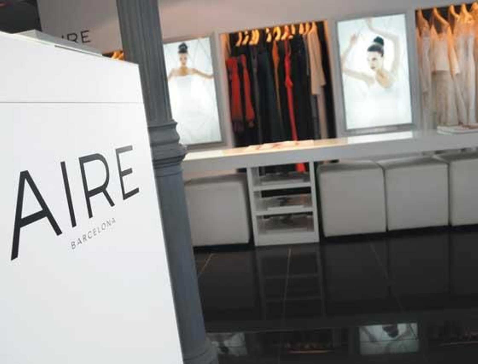 Aire Barcelona
Gerente: Lila Arellano Hernández · Sector: Textil y complementos · Dirección: Calle Algarve, 22. 
aire es la línea que la firma Rosa Clará creó para las novias que opten por un diseño más juvenil.
 Huyendo de los adornos y las fornituras, esta tienda opta por unos vestidos de novia más sencillos y minimalistas; siempre buscando que la mujer se sienta perfecta y muy especial en el día de su boda. 
A precios muy competitivos, en Aire Barcelona ofrecen un asesoramiento muy personal y exclusividad para cada clienta. Pequeños detalles que marcan la diferencia

Foto: Pascual, Manu Garcia