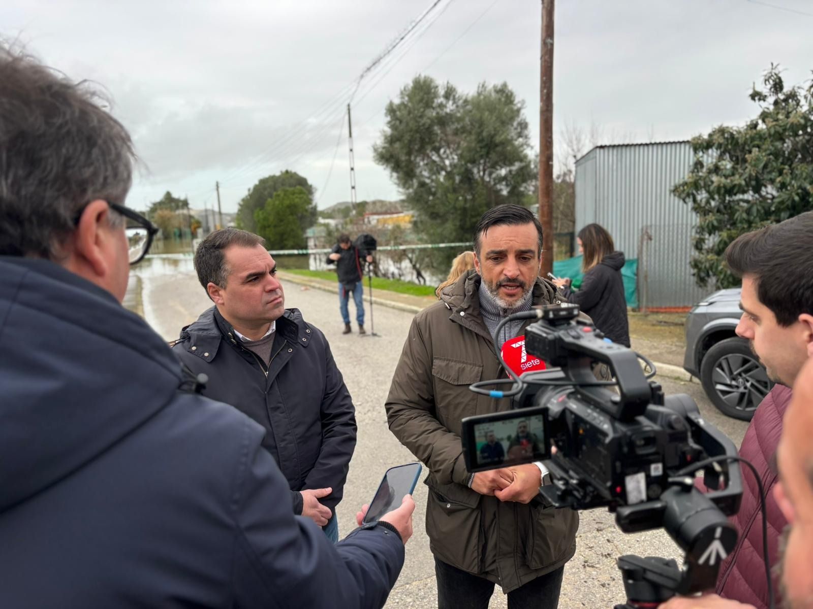 Los dirigentes socialistas en sus declaraciones durante la visita a las zonas rurales afectadas