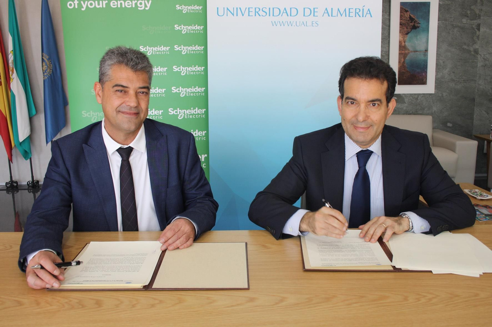 El rector de la Universidad de Almería, Carmelo Rodríguez, y el director del Instituto Schneider Electric de Formación, José Miguel Solans.
