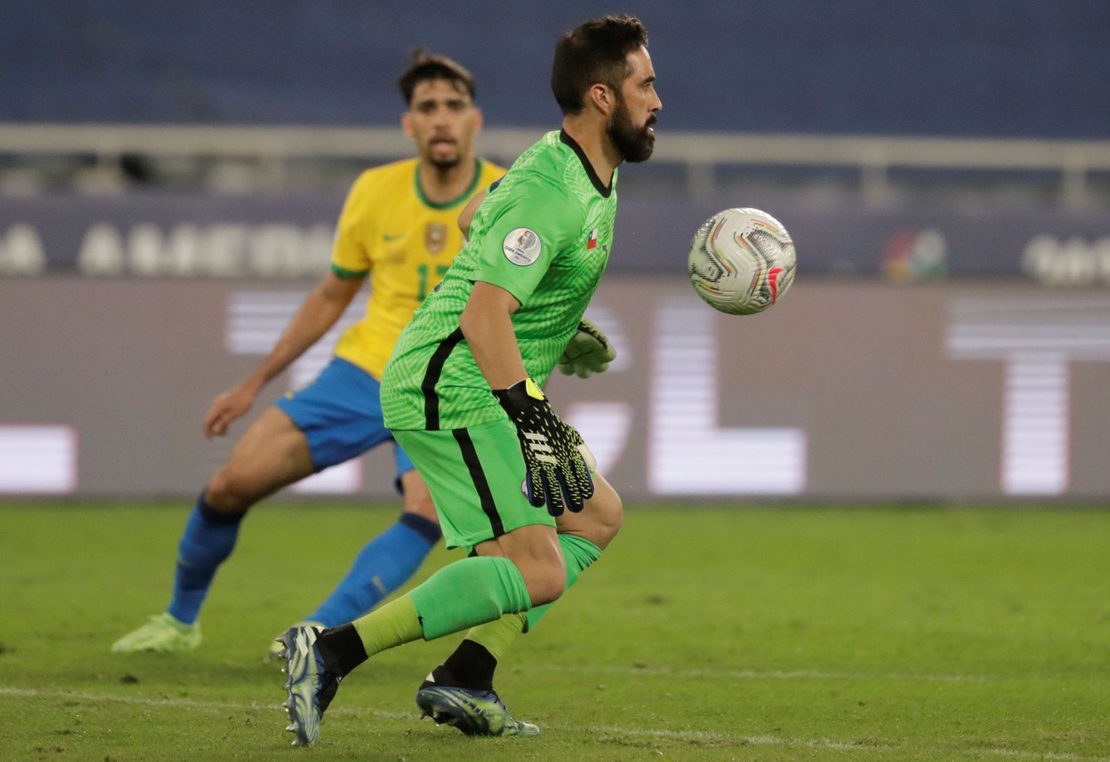 Claudio Bravo controla el balón con el pecho en un lance del partido de cuartos de final de la Copa América entre Brasil y Chile.