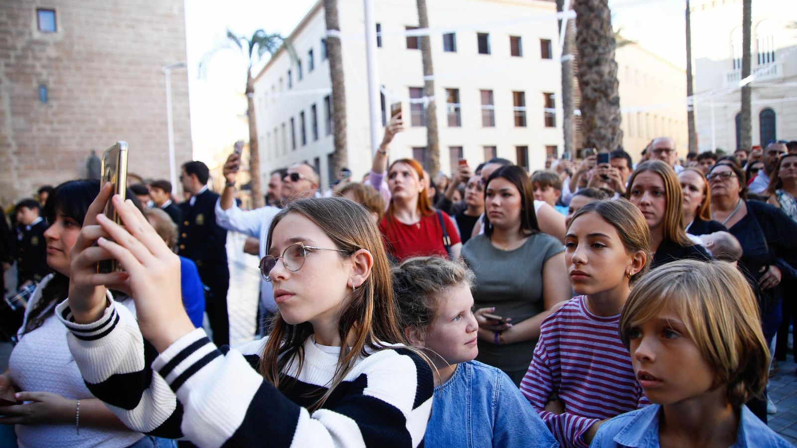 Vea la salida de la Hermandad de Los Ángeles de la Catedral de Almería