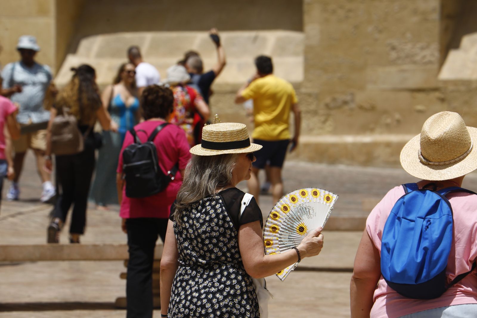Imágenes de la ola de calor en Córdoba: sombreros, paraguas y fuentes para sobrevivir al aviso naranja