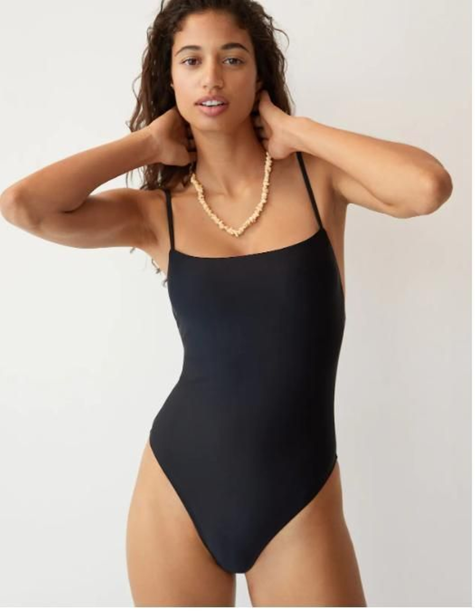 Bañador negro con la espalda abierta de Mango Outlet.