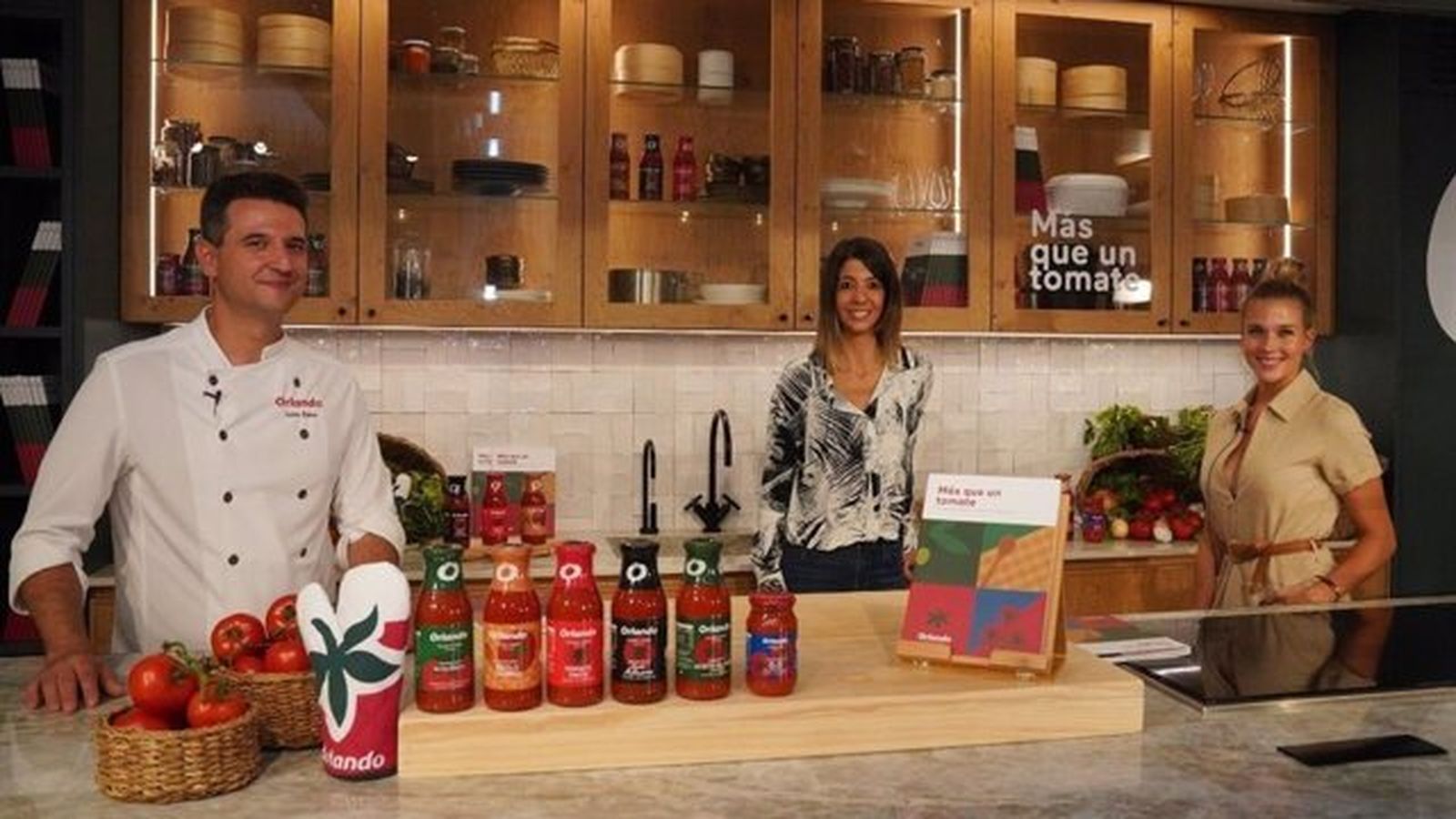 El chef Iván Sáez, en la presentación de la campaña 'Más que un tomate', con la actriz Patricia Montero (primera por la dcha.)