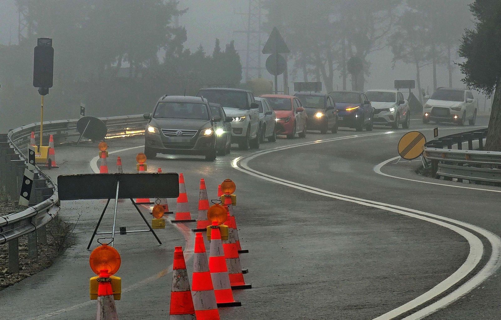 Vehículos parados en el semáforo que regula el deslizamiento en la N-340, a finales de la semana pasada.