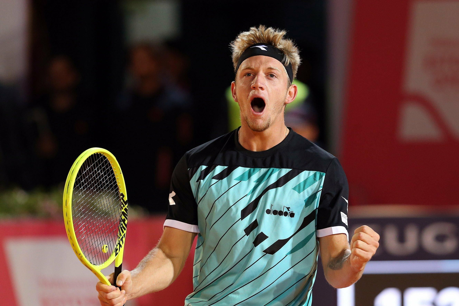 Alejandro Davidovich celebra su victoria ante Chardy en Estoril.
