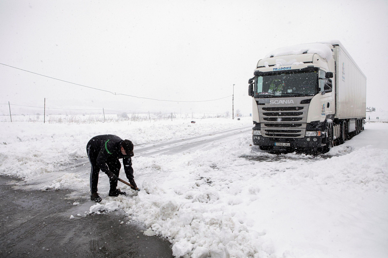 El segundo día del temporal 'Filomena' en imágenes: más nieve y caos