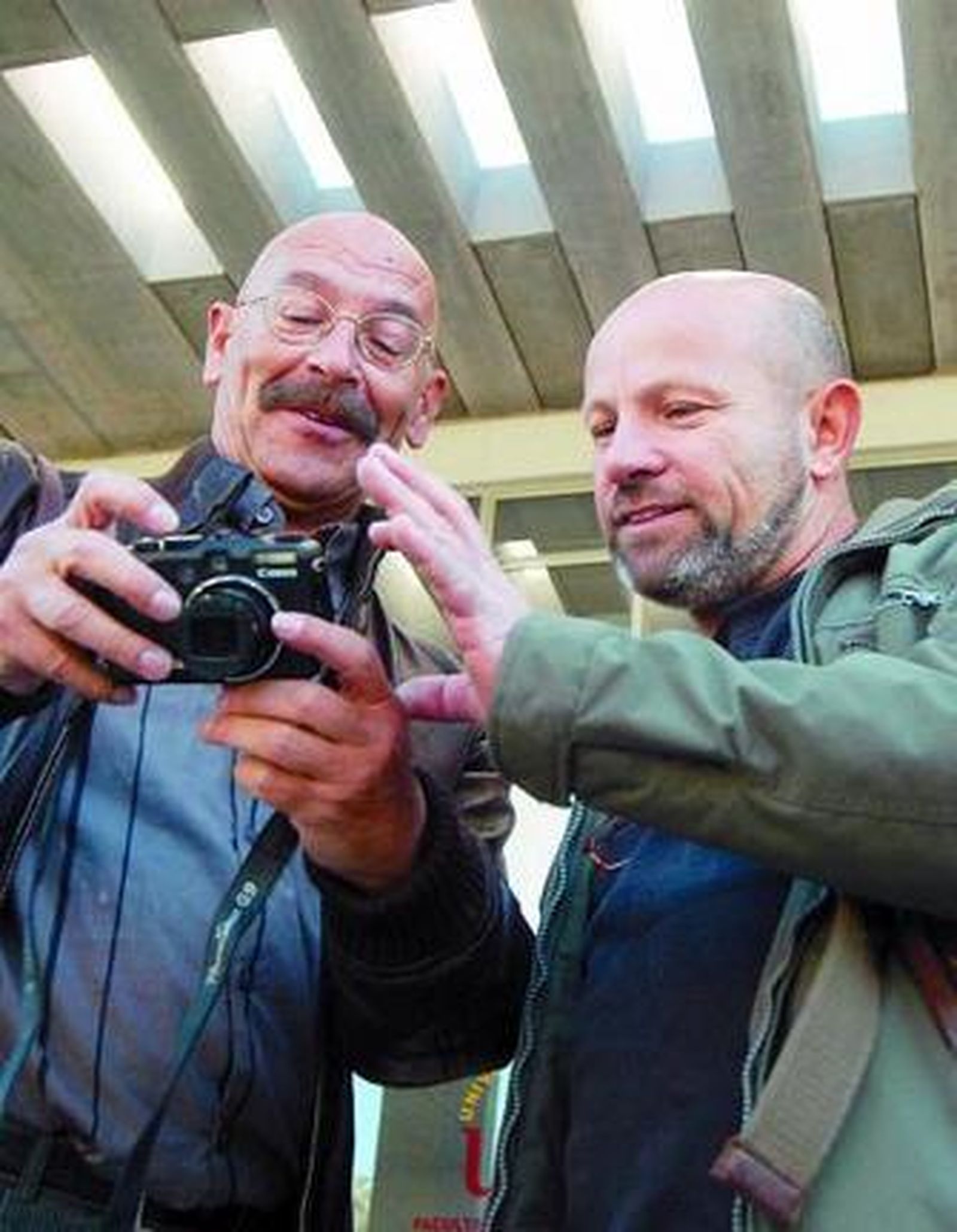 Pablo Juliá con el fotógrafo israelí Ilan Wolff.