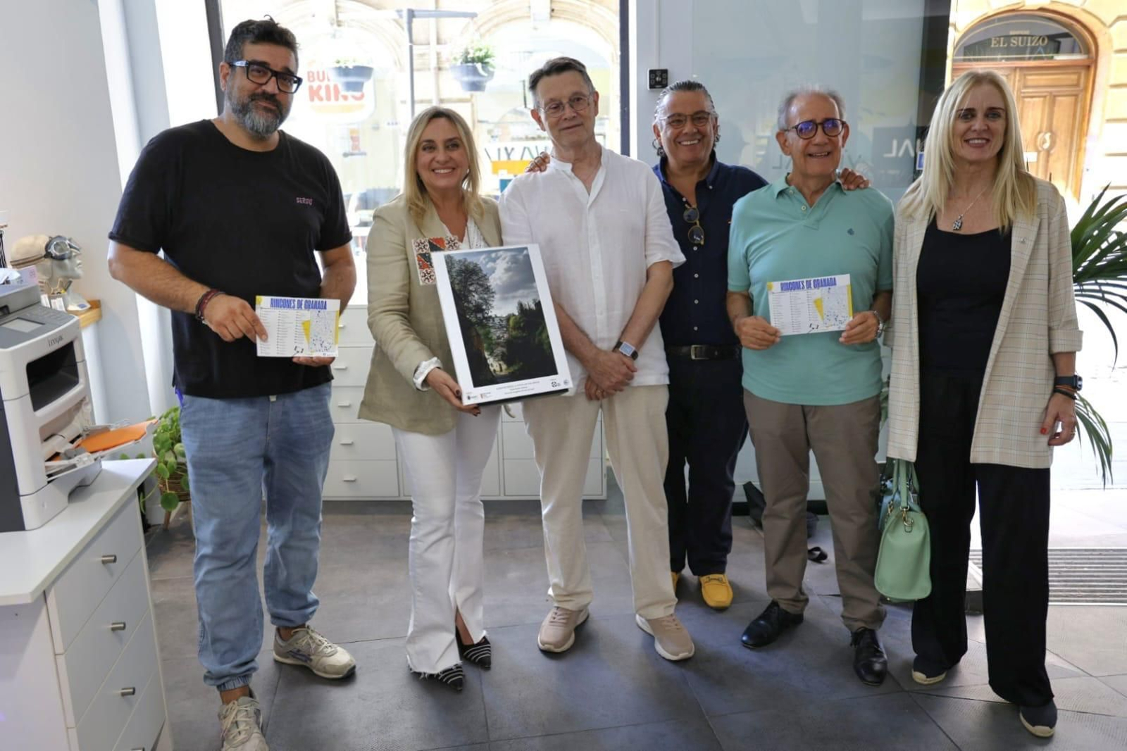Algunas de las fotografías que se pueden ver en los comercios del centro de Granada