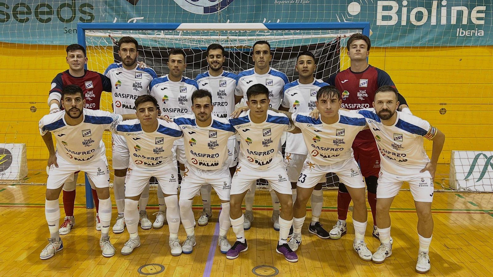 Los jugadores del conjunto ibicenco posan delante de una de las porterías antes del comienzo del encuentro.