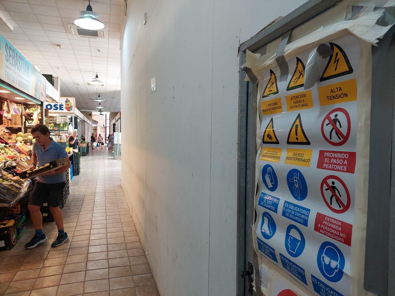 Cartel informativo de las obras, que se desarrollan tras los muros de pladur.