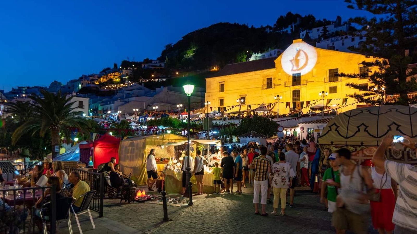 Mercado medieval en la plaza de las 3 Culturas.