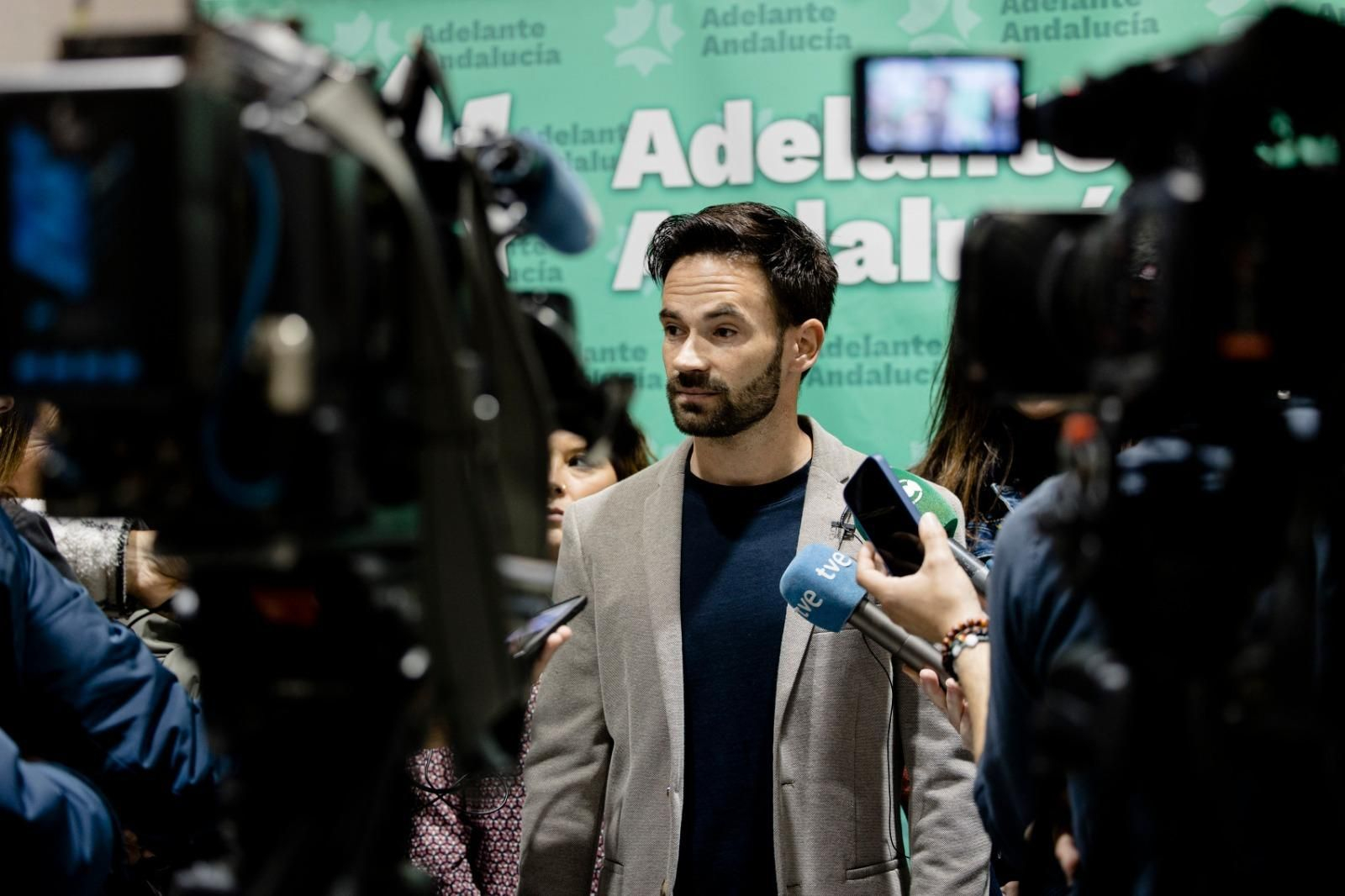 David de la Cruz, en la rueda de prensa celebrada en la sede de Adelante Andalucía este lunes.