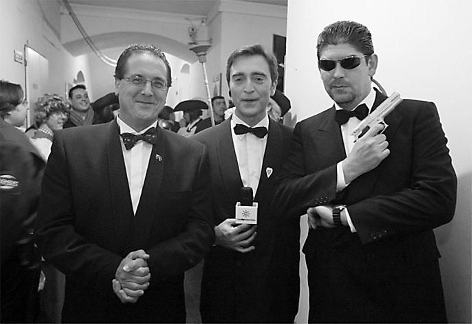 José Guerrero 'Yuyu' (a la derecha) ya se metió en la piel de James Bond durante la final del año 2003, año sabático de su primer descanso del Concurso. En la imagen con Eduardo Bablé y Fernando Pérez.