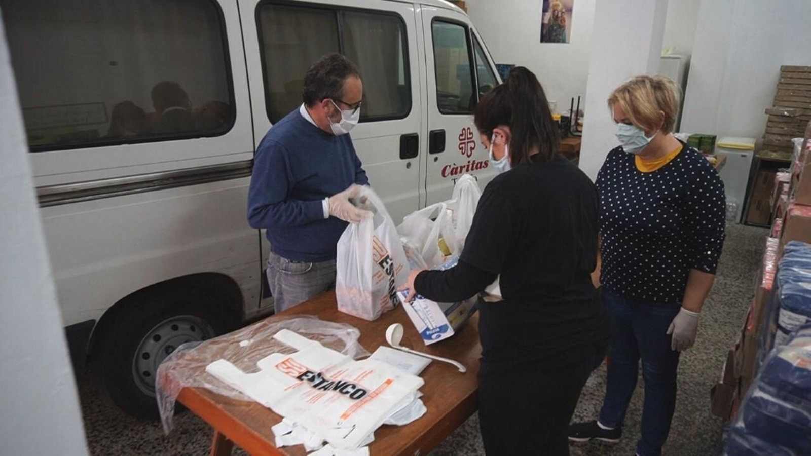 Recepción de la ayuda alimentaria por parte de Cáritas, en Tarifa