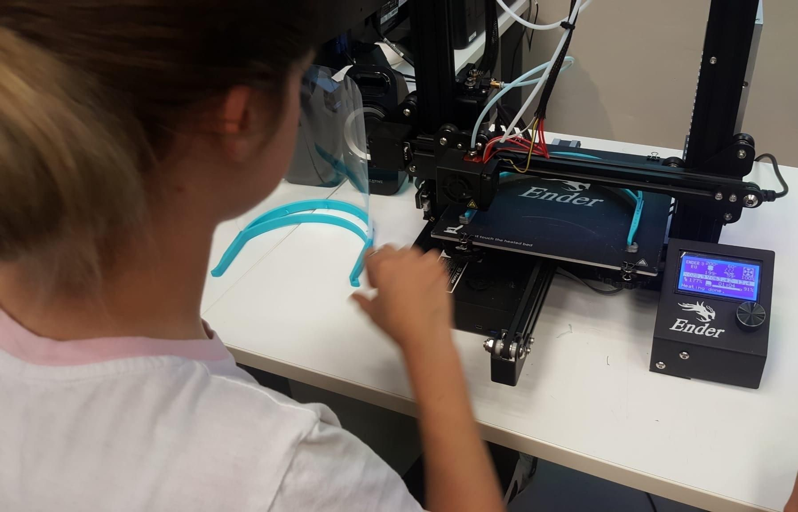 Una chica del CIMI El Molino fabricando una pantalla protectora