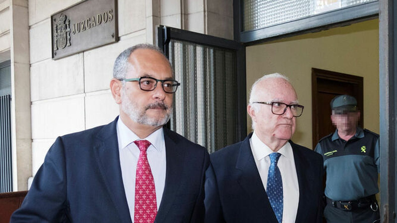 Javier Criado (derecha) con su abogado Enrique del Río (izquierda)