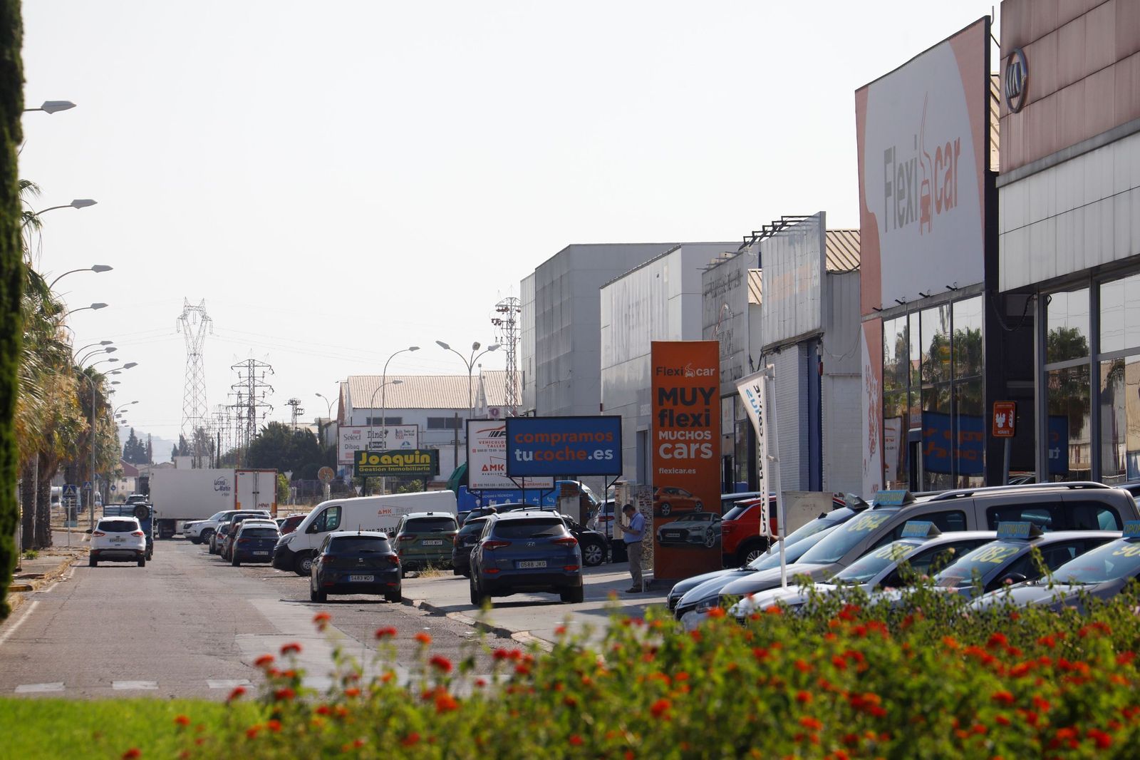 Una calle del polígono industrial Las Quemadas.